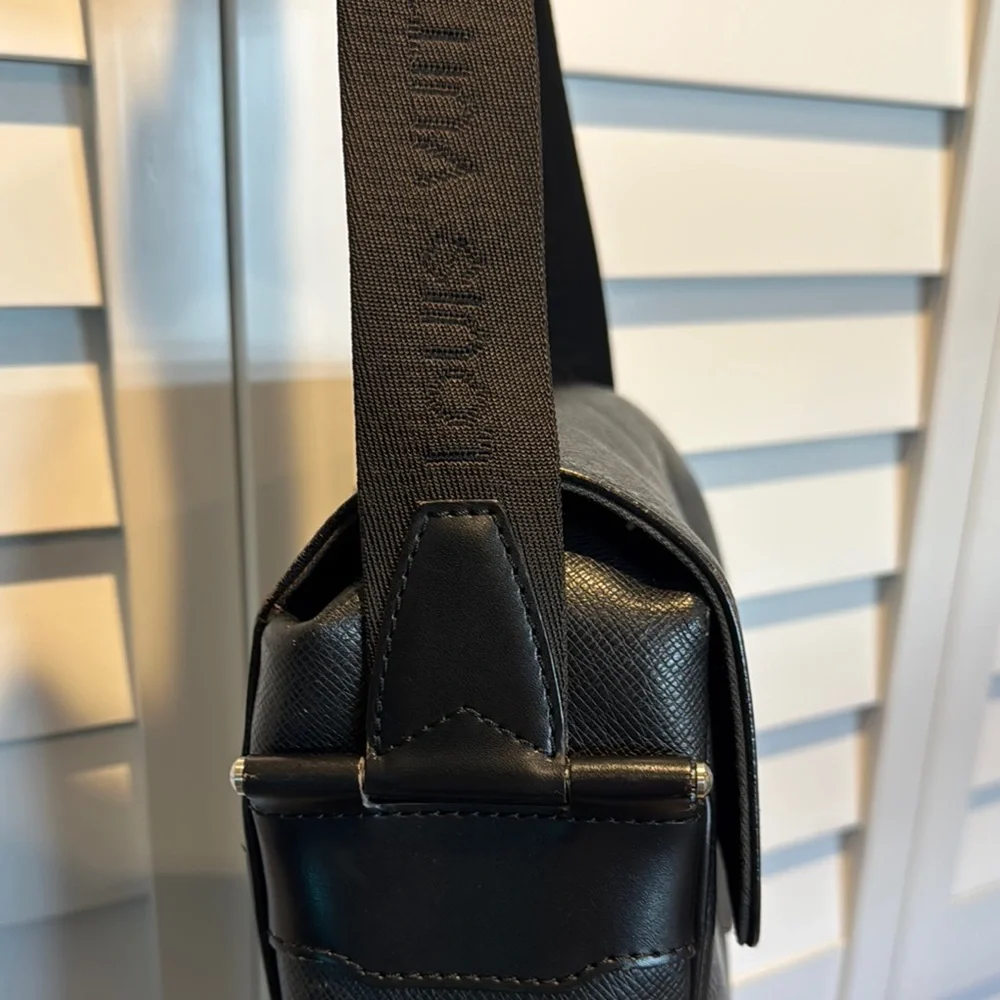 Louis Vuitton Authentic Taiga Yaranga Leather Vintage Bag with Adjustable Strap.